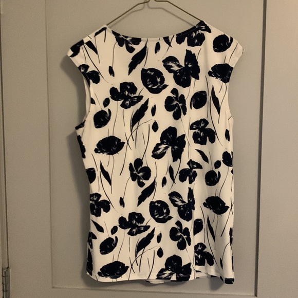 Kasper Black and White Floral Blouse Size Small EUC - Picture 4 of 5